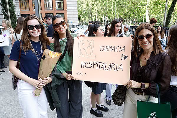Amigas reciben con un cartel a la nueva F1 de Farmacia Hospitalaria.