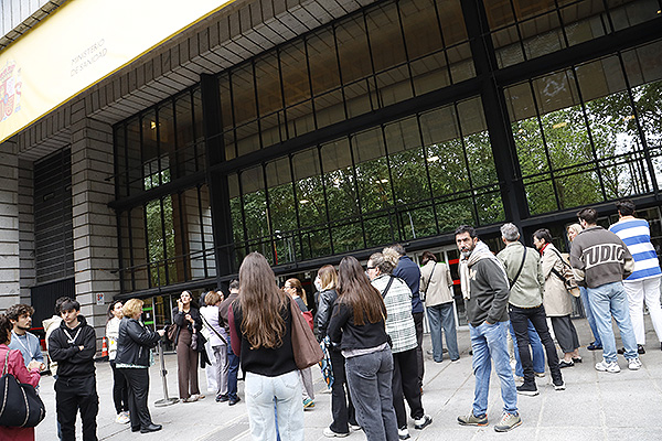 Familiares en el exterior del Ministerio de Sanidad esperando a que los nuevos EIR elijan su plaza.