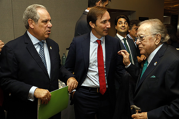 Jesús Aguilar charla con Diego Murillo ante la mirada de Enrique Serra, consejero delegado de Bancofar.