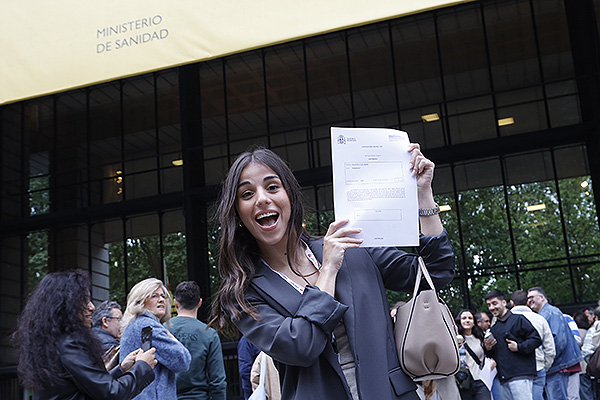 La Nº1 EIR 2026 posa alegre con su plaza.