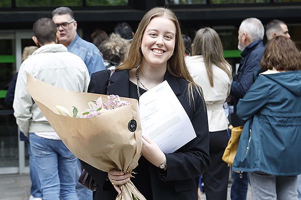 Una EIR posa con su plaza al salir del Ministerio de Sanidad.