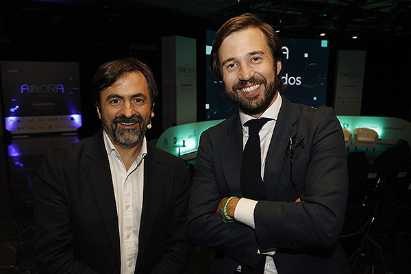 David Vicente, oncólogo médico del Hospital Maracena de Sevilla; y Javier Velasco, franchise head Lung en Astrazeneca.