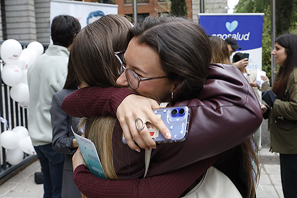 Un abrazo lleno de cariño y alegría tras elegir plaza. 