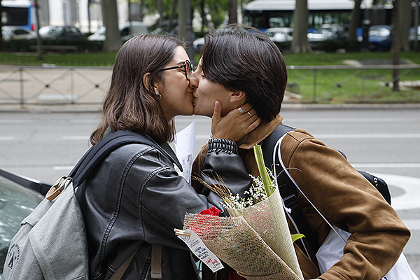 Besos y flores han llenado el Ministerio de Sanidad.