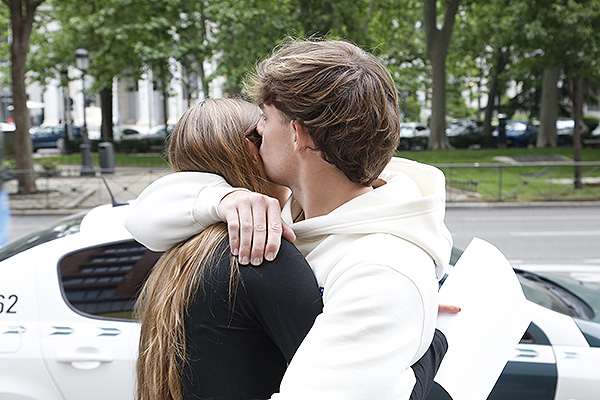 Los abrazos y besos no han faltado en esta asignación de las plazas EIR.