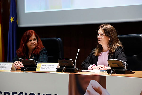 Ceclia Gómez, directora general de Ordenación Profesional del Ministerio; y Silvia Calzón, secretaria de Estado del Ministerio de Sanidad.