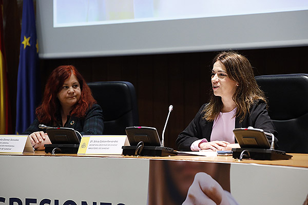 Ceclia Gómez, directora general de Ordenación Profesional del Ministerio; y Silvia Calzón, secretaria de Estado del Ministerio de Sanidad.