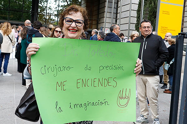 Una madre orgullosa está lista para recibir a su hijo tras elegir plaza.