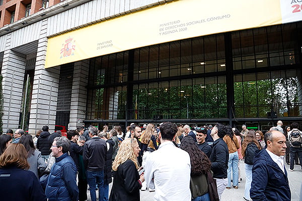 Familiares y amigos en el exterior del Ministerio de Sanidad esperando a que los nuevos MIR elijan su plaza.
