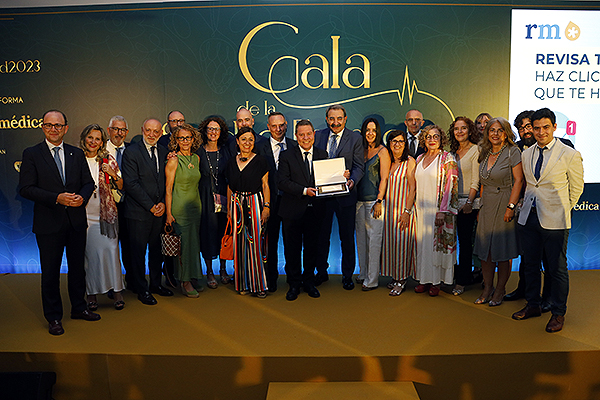 Integrantes de la Consejería de Sanidad de Castilla-La Mancha posan junto a su presidente, Emiliano García-Page.