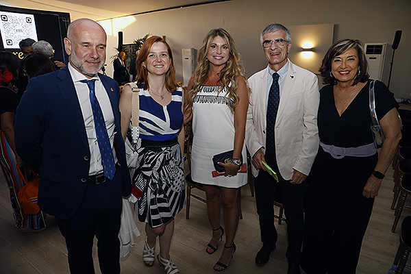 Luis Mosquera; Sagrario Mayoralas, gerente del Hospital Quirónsalud San José; Arantxa Ruiz, directora comercial de Oximesa-Nippon Gases; Salvador Díaz Lobato; y Cristina Granados; directora de Operaciones Territorial T1 en Madrid de Quirónsalud.