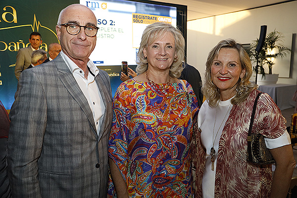 Jesús Sanz, presidente de ANDE; María Teresa García; directora de Government Affairs de Abbott; y María Ángeles Martín, directora general de Atención Primaria de Castilla-La Mancha y vocal de ANDE de Castilla-La Mancha. 