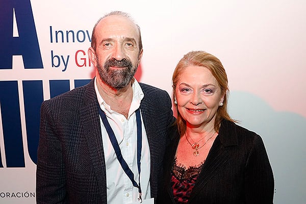 Santiago Moreno junto a Isabel Luque, medical director VIH de Gilead.