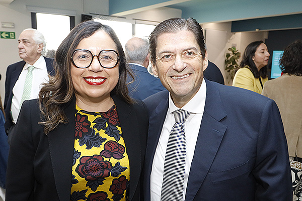 Marisol Atencio Álvarez, coordinadora de Comunicación y Relaciones Institucionales de Aeseg; y Raúl Díaz-Varela, vicepresidente de Kern Pharma.