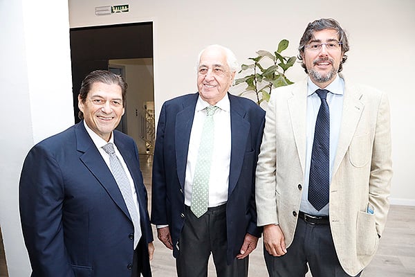 Enrique Ruiz, presidente de VIR; Ignacio Ruiz, director general de VIR; y Raul Díaz Varela, presidente Kern Pharma..