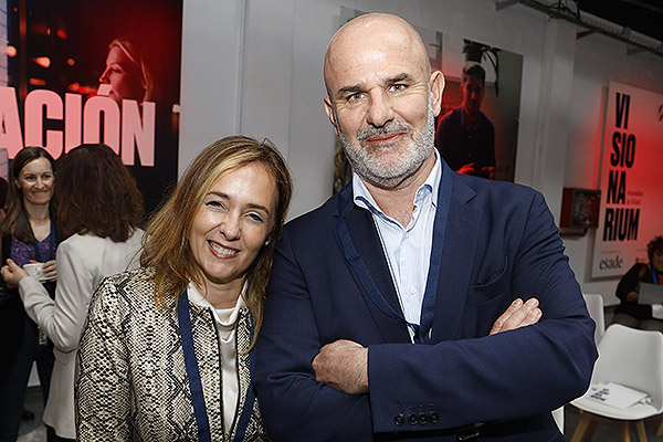 Maria Alvarez, directora médica de Gilead; e Ignacio Schoendorff, director de Acceso al Mercado en Gilead.