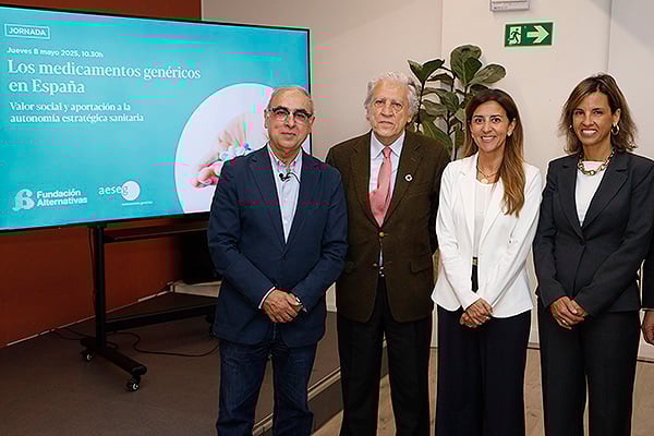 Jose Martínez olmos, profesor de la Escuela Andaluza Salud Pública; Diego López Garrido, vicepresidente ejecutivo de la Fundación Alternativas; Mar Fábregas, presidenta de la Asociación Española de Medicamentos Genéricos; y Elena Casaus, secretaria general de Aeseg.