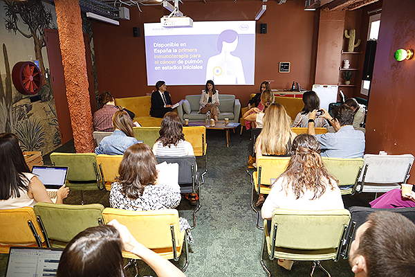 Roche organiza una rueda de prensa con motivo de la financiación de su inmunoterapia Tecentriq para cáncer de pulmón en estadios iniciales.