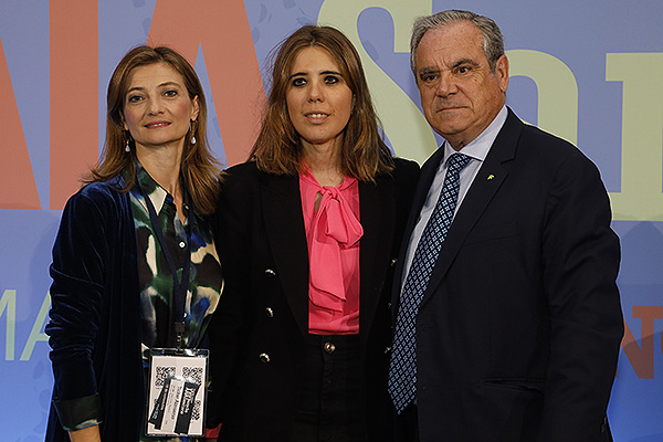 Elena Carrascosa, presidenta del Consejo General de Colegios Oficiales de Podología; Pilar Jimeno y Jesús Aguilar.