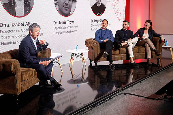 Roberto Arce, presentador; Jesús Troya, médico en el Servicio de Medicina Interna en el Hospital Universitario Infanta Leonor; Jorge Garrido, director ejecutivo de ApoyoPositivo y experto en gestión y liderazgo de ascociaciones de pacientes (Esade); y Izabel Alfany, directora de operaciones y desarrollo de negocio de EIT Health España.