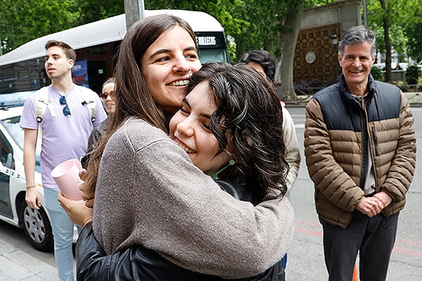Los abrazos y besos no han faltado en esta asignación de las plazas MIR.