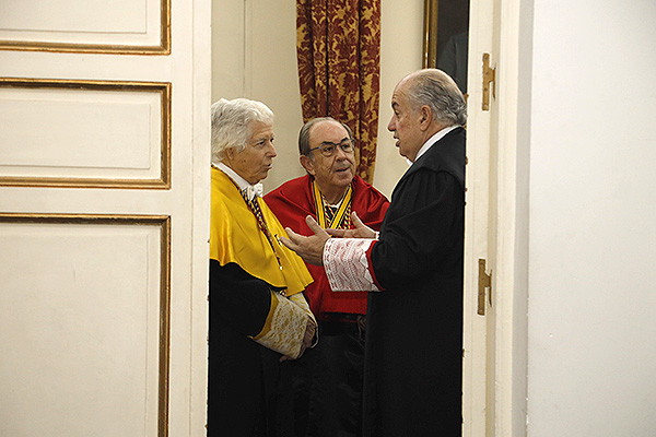 Antonio Bascones, presidente de la Real Academia de Doctores de España; Honorio Bando, académico de la misma; y Ricardo De Lorenzo