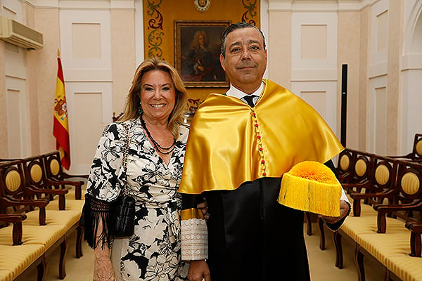 Óscar Castro posa junto a su mujer, María de los Llanos.