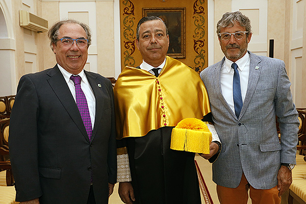 Tres dirigentes del Consejo General de Dentistas de España: Joan Carrera, vicepresidente y tesorero; Óscar Castro y Luis Rasal, vocal.