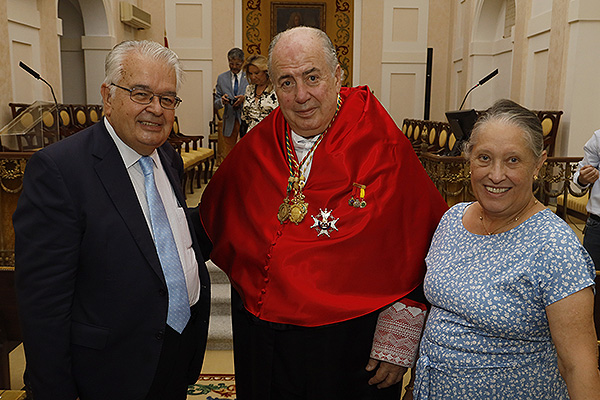 Juan José González, presidente emérito del Tribunal Constitucional; Ricardo De Lorenzo; y Gloria Sancho Mayo, esposa de Juan José González.