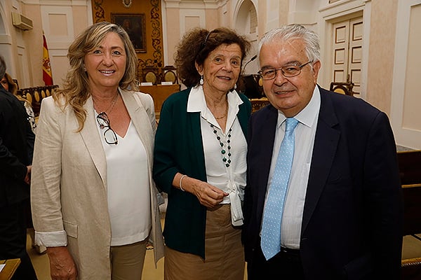 Aburtxane Meruel, secretaria general del Consejo General de Dentistas de España; Carmen H. de Larramendi, vicepresidenta de la Fundación Ignacio Larramendi; y Juan José González.