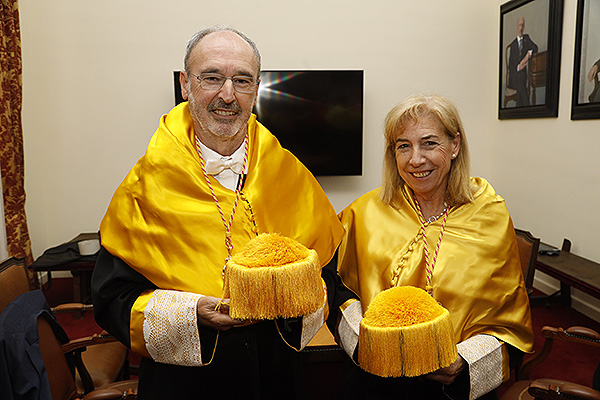 Pedro Bullón y Pia López, miembro de número de la Academia de Ciencias Odontológicas.