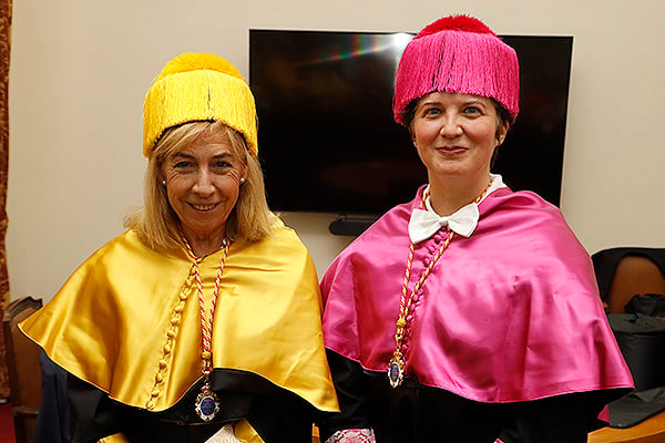 Pia López e Inmaculada Tomás, catedrática de la Universidad de Santiago de Compostela.