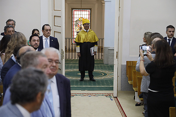 Óscar Castro a la entrada del nombramiento académico.