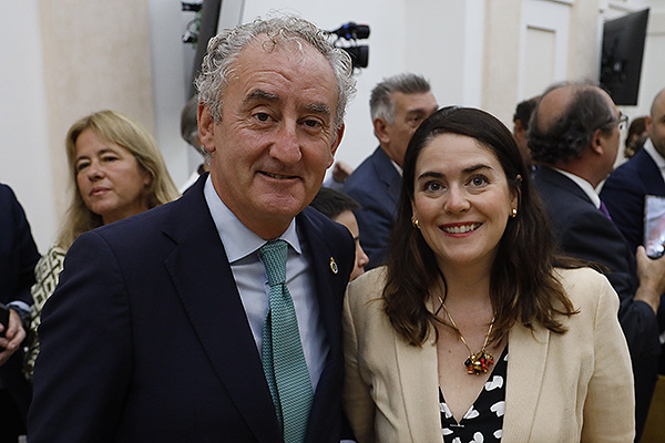 Tomás Cobo y Ofelia De Lorenzo y Aparici, presidenta de la Asociación Española de Derecho Sanitario (AEDS)