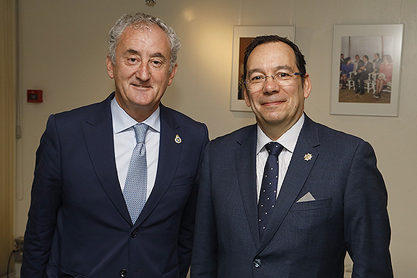 Tomás Cobo, presidente de la OMC; y José Luis Cobos, vicepresidente III del Consejo General de Enfermería.