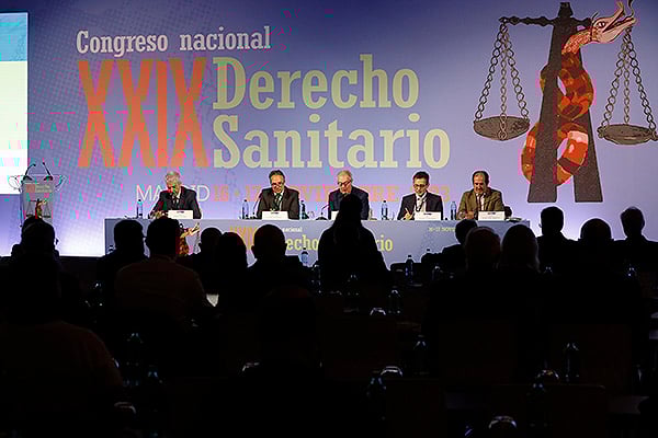 Aspecto de la sala durante la mesa de debate: 'Nuevos desafíos éticos y jurídicos frente a la privacidad y tecnología en la era digital de las Historias Clínicas.