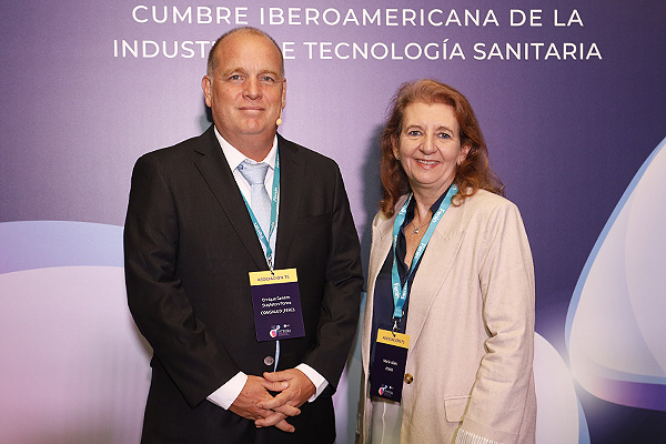 Sandro Stapleton, primer vicepresidente de la Cámara de Comercio de Lima; y María Aláez.