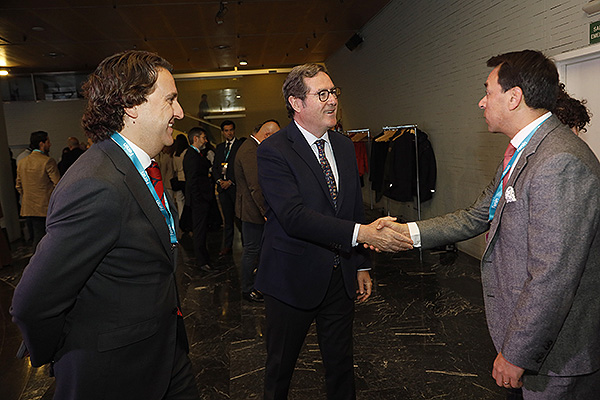 Pablo Crespo y Antonio Garamendi saludan a Christian Susa.