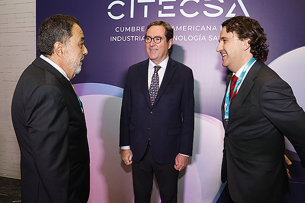 Eduardo del Solar charla con Antonio Garamendi y Pablo Crespo.