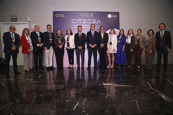 Foto de familia de la Cumbre Iberoamericana de Tecnología Sanitaria.
