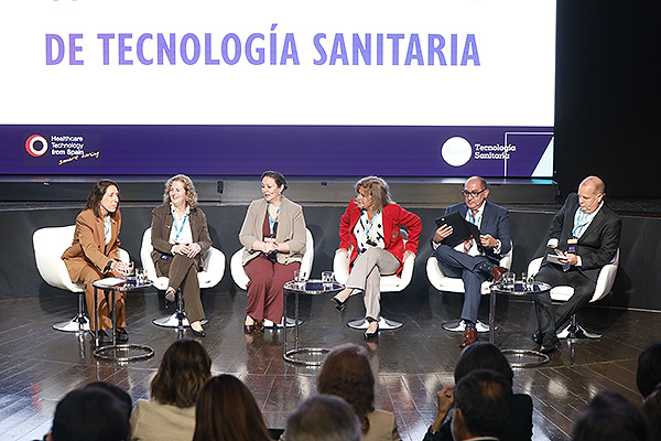 Anabela Miguens, vocal de la Junta Directiva de Fenin; Gabriela Garnham, directora ejecutiva de ADIMECH (Chile); Cristina Murgueitio, directora ejecutiva de ASEDIM (Ecuador); Victoria del Castillo, directora ejecutiva de CADIEM (Argentina); Jorge Daniel Alarcón, director de dispositivos médicos de CANIFARMA (México); y  Sandro Stapleton, presidente de COMSALUD (Perú).