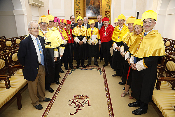 Foto de familia de la junta de gobierno y miembros de la Real Academia de Ciencias Odontológicas de España.