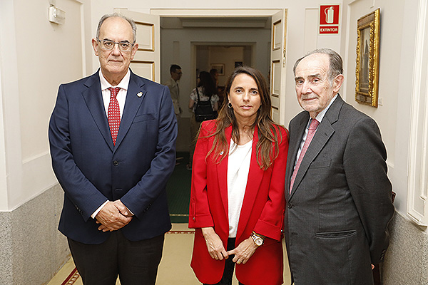 Luis Campos, Raquel Murillo y Joaquín Poch Broto, presidente de la Real Academia Nacional de Medicina de España.