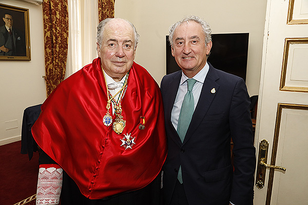 Ricardo De Lorenzo posa junto a Tomás Cobo, presidente de la Organización Médica Colegial.