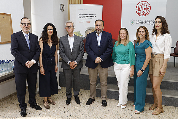 Joaquin Lizondo, Corporate Affairs Lead Novartis; Esther Espinosa, directora de Comunicación de Novartis; Jesús Ponce, presidente de Novartis España; César Hernández; Natividad Calvente, directora del Curso y Directora de Relaciones Institucionales de Novartis España; Rosemarie Neipp López, corporate Affairs Manager; y María Gálvez, Corporate Affairs Lead de Novartis.