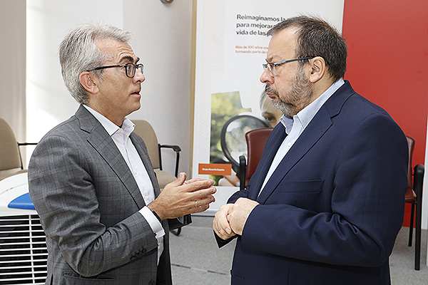Jesús Ponce charla con César Hernández.