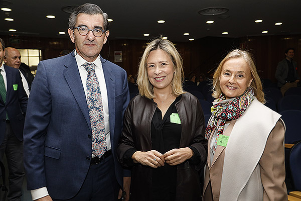 Juan Abarca Cidón, Carina Escobar, presidenta de la Plataforma de Organizaciones de Pacientes; y Margarita Alfonsel.