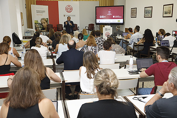 Aspecto de la sala durante la ponencia magistral de César Hernández: Acceso a la innovación, sostenibilidaad, equidad y legislación.