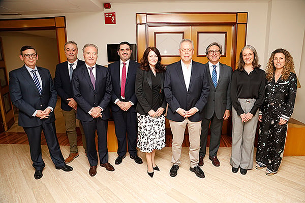 El conselleiro Antonio Gómez Caamaño, el gerente del Sergas José Ramón Parada, Mamen Vázquez y responsables de las empresas colaboradoras Air Liquide Healthcare, Alexion Iberia y Intuitive.