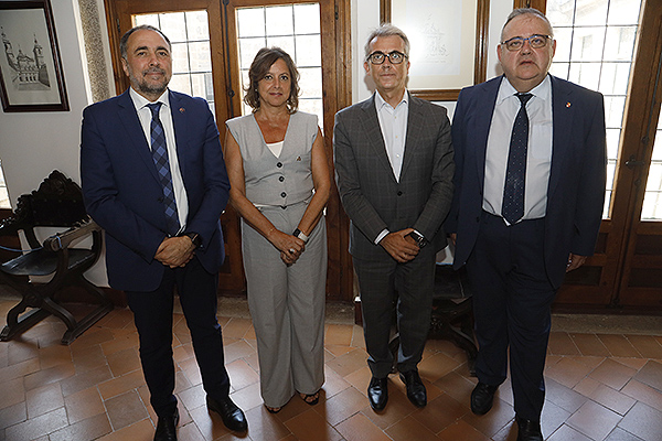 Julio García, consejero de Sanidad de Galicia; Catalina García, consejera de Salud y Consumo de Andalucía; Jesús Ponce, presidente de Novartis España; Alejandro Vázquez Ramos, consejero de Sanidad de Castilla y León.